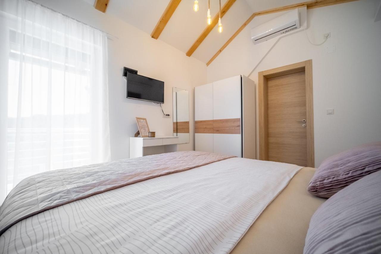 Plaški Villa Nesa - Beautiful Guest House At Continental Croatia With Outdoor Swimming Pool, Sauna And 3 Bedrooms מראה חיצוני תמונה