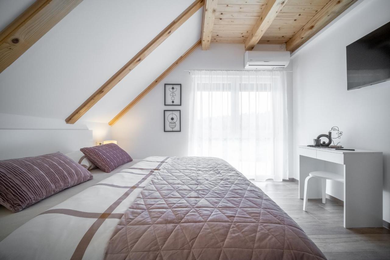 Plaški Villa Nesa - Beautiful Guest House At Continental Croatia With Outdoor Swimming Pool, Sauna And 3 Bedrooms מראה חיצוני תמונה